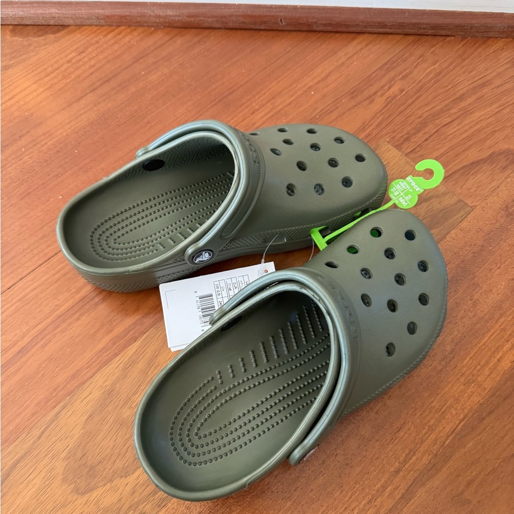 NWT Unisex Army Green Classic Crocs Size 5 Men’s/Size 7 Women’s